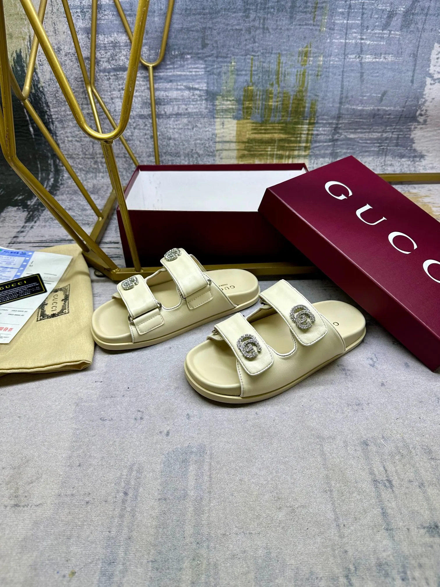 👟👟Ex-factory price 440👟👟Gucci’s latest popular slippers, double-strip Velcro straps are adjustable, and the cowhide fabric is embellished with double G diamond fasteners. Number of yards: 35-41 yards,